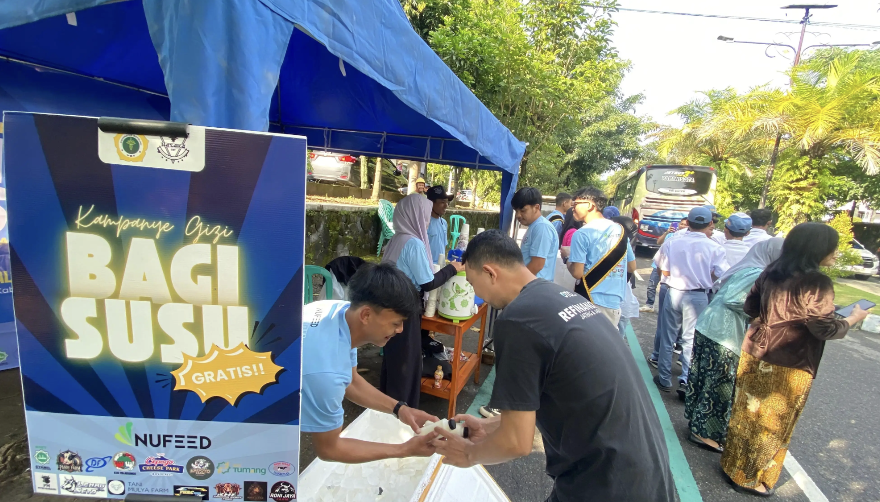 Hari Susu Nasional, Mahasiswa Universitas Boyolali Bagikan Susu Gratis di Alkid