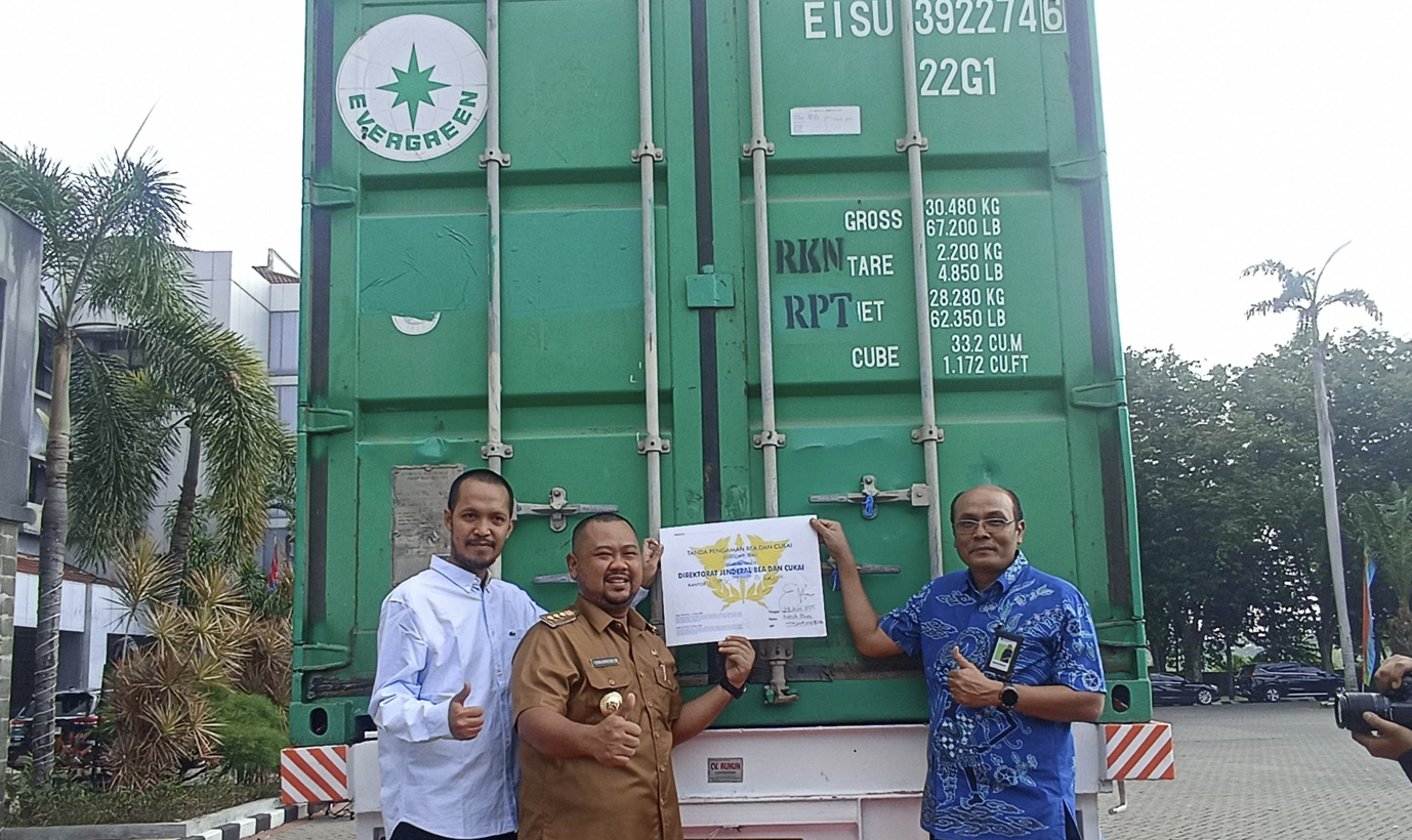 Lepas Ekspor Pakan Ternak Limbah Cokelat: Bupati Yani Bangga Pemuda Gresik Tembus Malaysia di Tengah Panasnya Isu Global